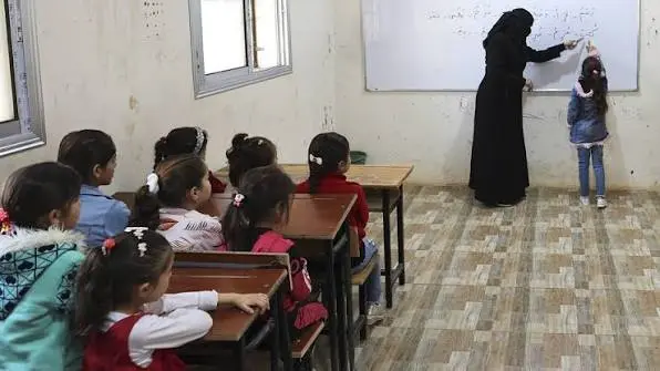 Suriye'de Kürtçenin okullarda okutulmasına ilişkin yeni düzenleme yapıldı Suriye Eğitim ve Öğretim Bakanlığı, yeni bir düzenleme yaparak Kürtlerin nüfusun kayda değer bölümünü oluşturduğu bölgelerde Kürtçeyi "ulusal dil" olarak eğitim müfredatına aldı ...