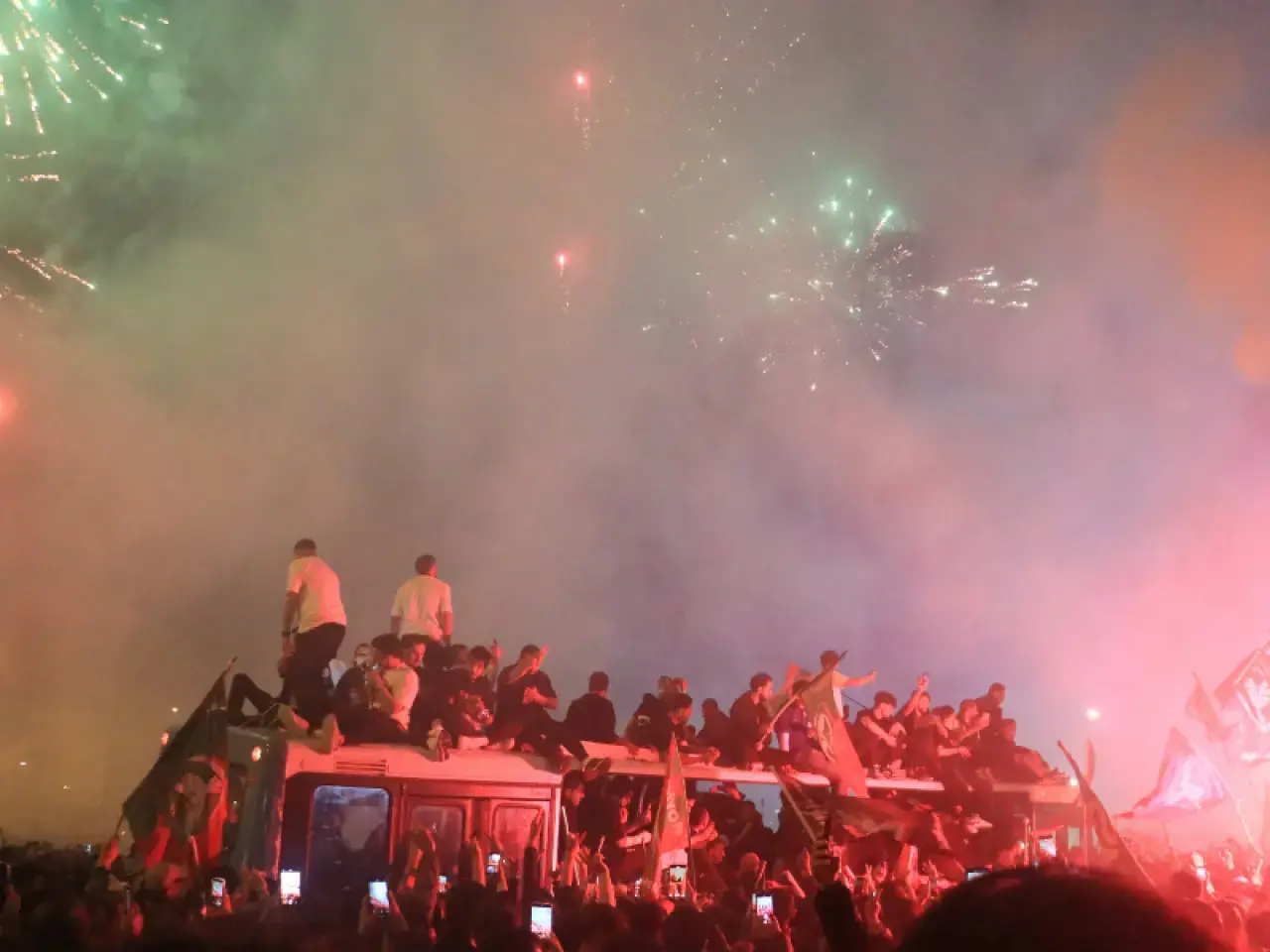 Amedspor Diyarbakır'da coşkuyla karşılandı: Havalimanı doldu taştı