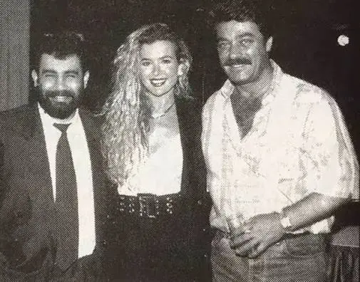 İSTANBUL 20 TEMMUZ 1992 Ahmet Kaya, 11'inci kaseti 'Dokunma Yanarsın'ın tanıtımı için düzenlediği basın toplantısında, sözleriyle şaşkınlık yarattı. "Bundan böyle özellikle duyarlıklarım konusunda yanlış yapmayacağım. Kimin tavuğuna kış dedim? Mangal ...