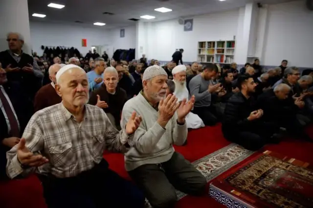 Almanya'da Hanau'daki ırkçı saldırılar sonrası camilerde güvenlik önlemleri artırılacak - BBC News Türkçe