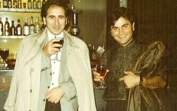 Mehmed Uzun Kürt Edebiyatının Diplomatıydı 1980 yılında İsveç'e yerleştim.  O zamanlar çok toydum ama bir şiir kitabı yayımlayacak kadar şiirlerim  vardı. Kürtçe yasaklı bir dil olduğu için de ola ki bir gün